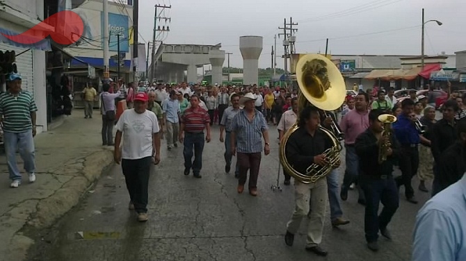 Empleados municipales, comerciantes y taxistas marchan contra Pemex