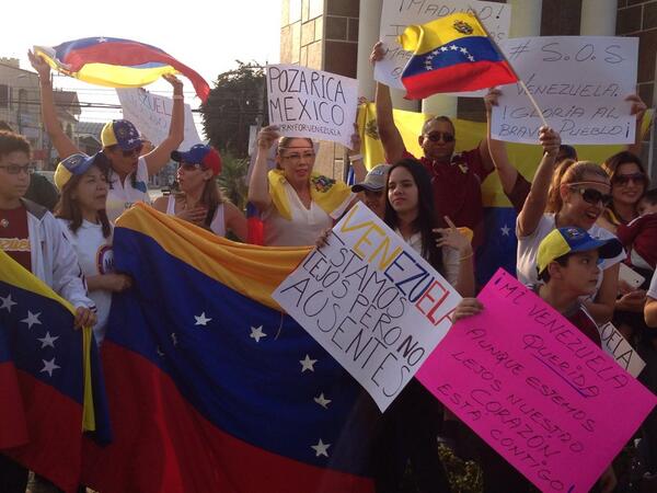 Venezolanos de poza Rica protestan por la situación política que impera en su país