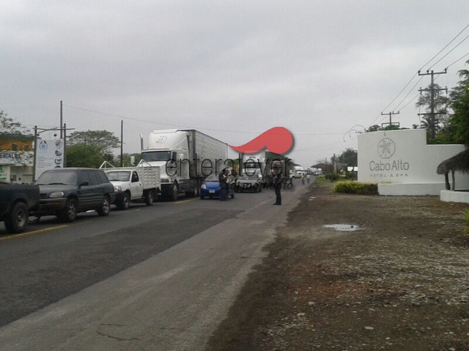 Bloquean la carretera por niña desaparecida en Tecolutla