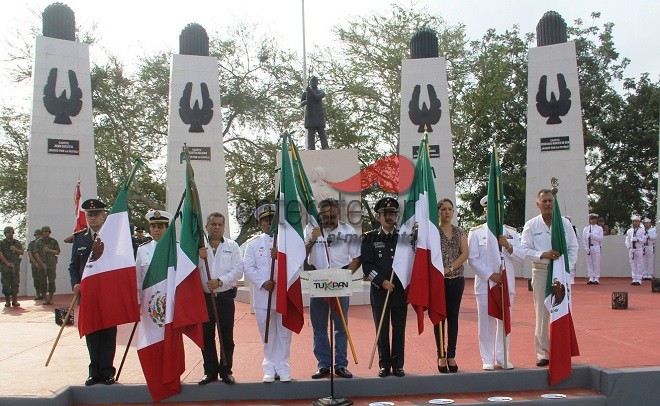 Autoridades de Tuxpan abanderan 30 escuelas