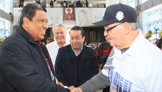 Sergio acompaña al padre Jhonny en sus “bodas de plata”