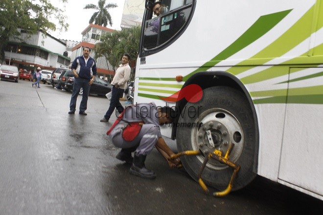 Ponen candados a autobuses de atletas pozarricenses