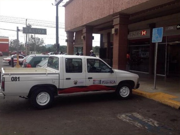 Twitteros denuncian uso de camionetas oficiales para rolar. Foto: Twiiter/Tweet_Zomb