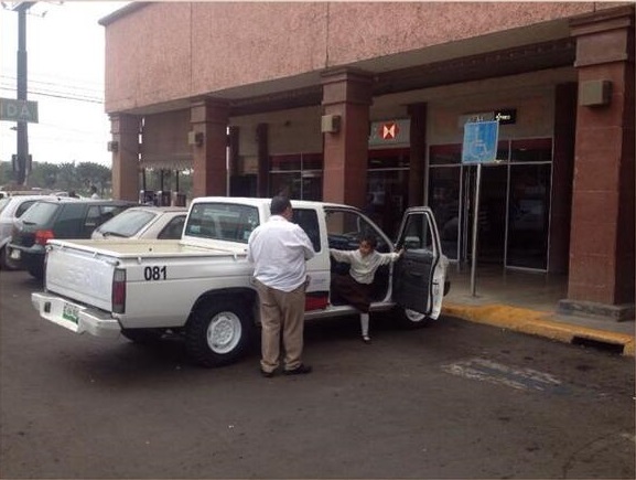Twitteros denuncian uso de camionetas oficiales para rolar