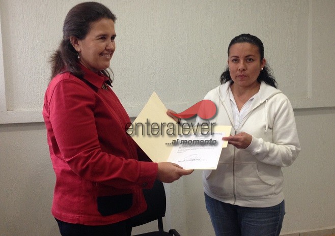 Otorgan becas para capacitación técnica de mujeres en Poza Rica