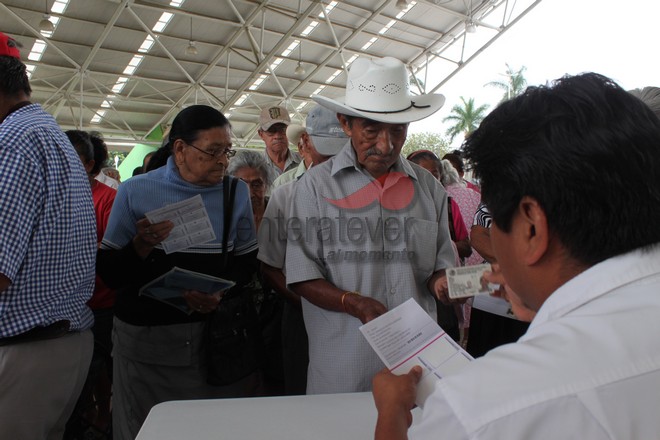 Se incorporan 280 adultos mayores al programa de 65 y más en Poza Rica