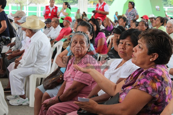 Se quejan adultos mayores por retrasos en pagos del programa 65 y más en Poza Rica