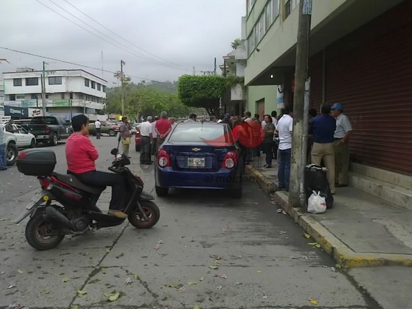 Abarrotan jubildos despacho para exigir pagos