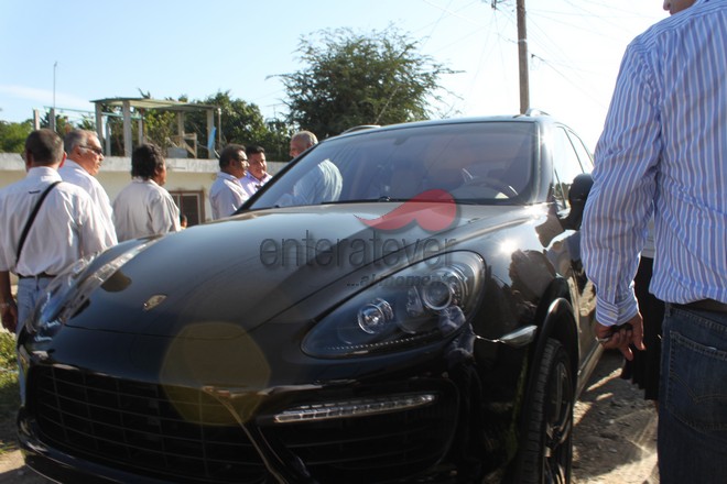 Un lujoso carro, en una humilde obra