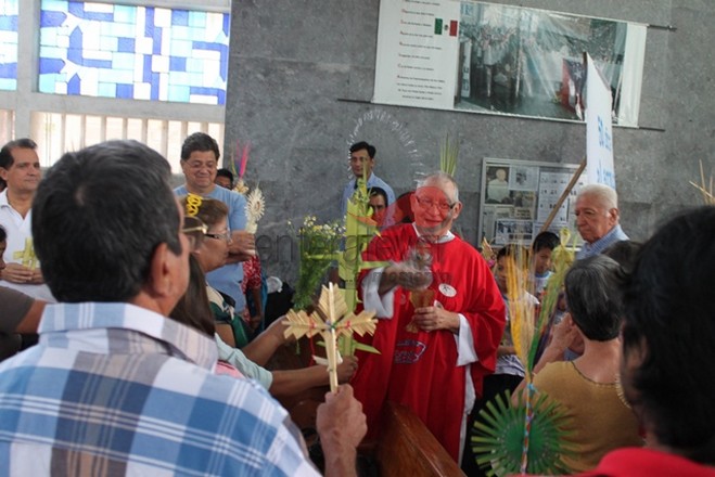 Domingo de Ramos, bendiciones con una botella de Gatorade