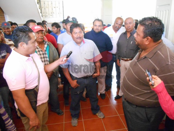 Piden la pavimentación de acceso a colonia de la Mujer