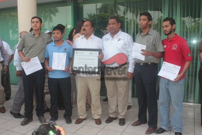 Reconocen a alumnos del Tecnológico