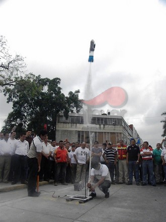 Hacen demostración de cohetes