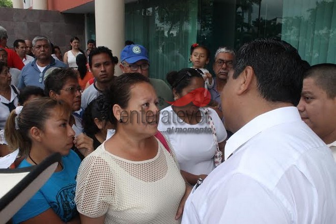 Damnificados acusan omisión de autoridades al vivir en casas dañadas por constructora