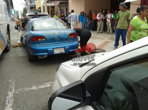 Pretende policía impedir que ciudadano registre pleito en parquímetro