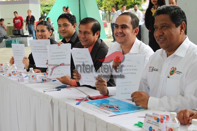 Se entregaron 300 becas a 30 municipios de la zona norte Veracruz