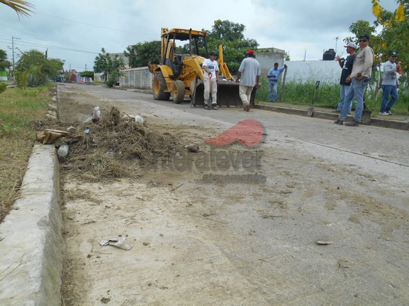 Desazolvan drenajes y limpian calles y avenidas