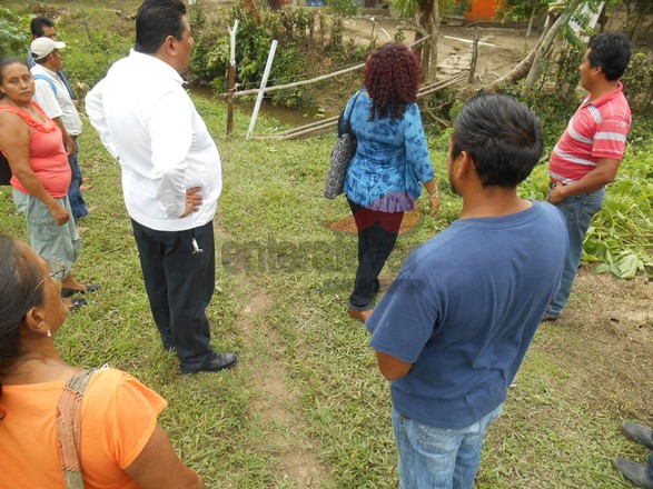 Cierra acceso y afecta a decenas de familias