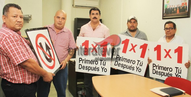 Taxistas de CNOP entregan señalética al ayuntamiento de Poza Rica