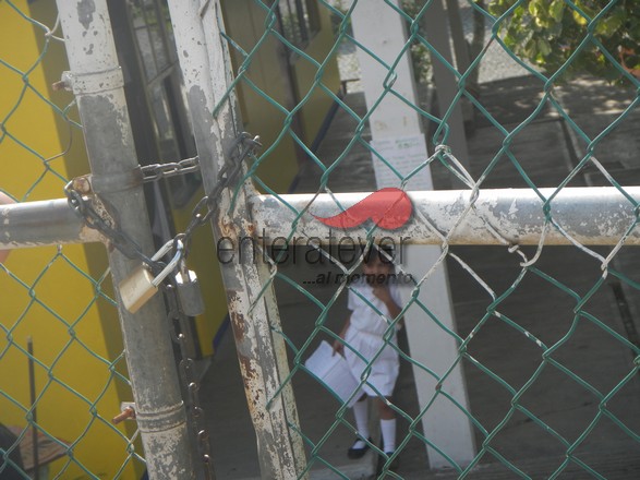 Deja encerrados a los alumnos