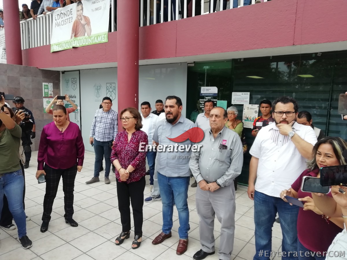 Funcionarios de Morena aprovechan la marcha de la UV para hacer campaña