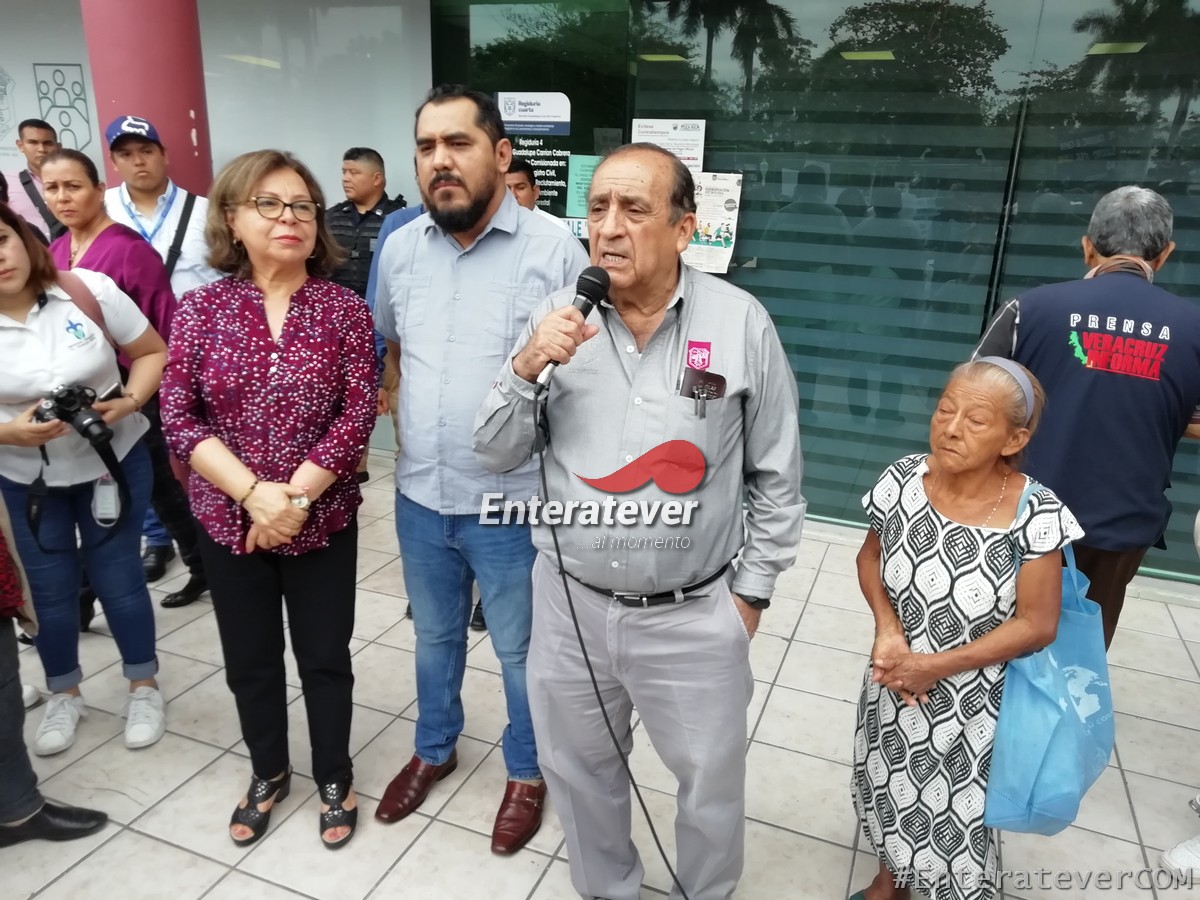 Funcionarios de Morena aprovechan la marcha de la UV para hacer campaña