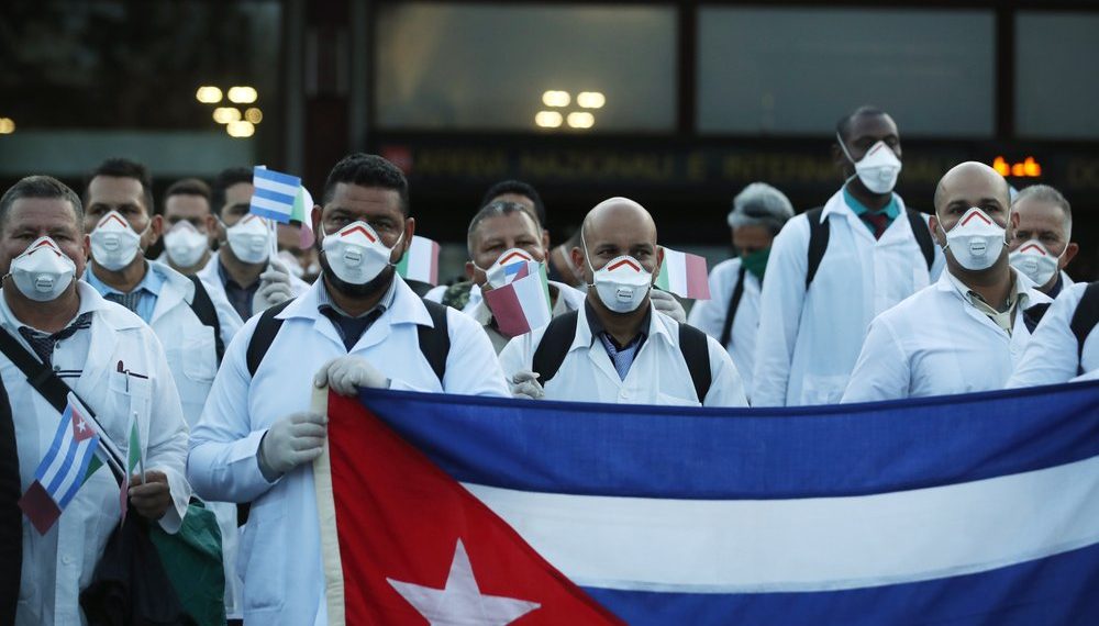 Médicos cubanos ayudan al mundo con COVID-19, EEUU critica ...