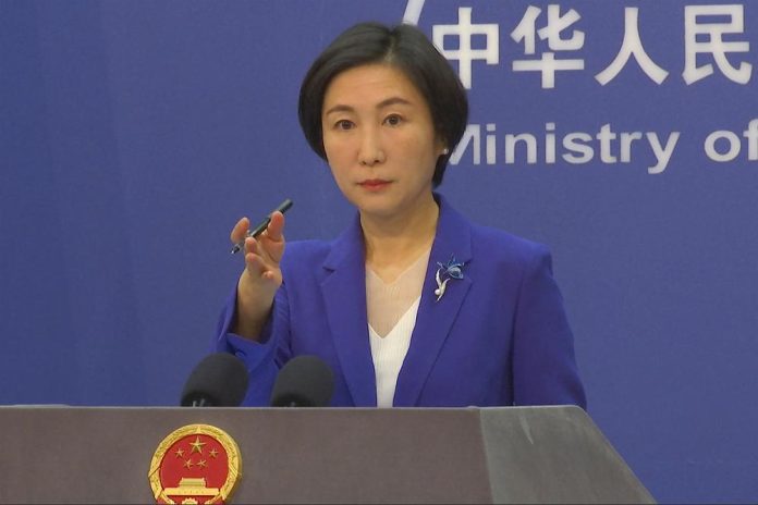 ARCHIVO - La vocera del Ministerio chino de Exteriores Mao Ning hace un gesto durante una conferencia de prensa en el Ministerio de Asuntos Exteriores en Beijing, el jueves 13 de octubre de 2022. (AP Foto/Liu Zheng, Archivo)