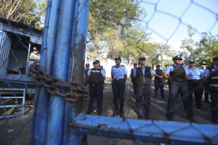 ARCHIVO - Policías montan guardia en un centro de detención conocido como 