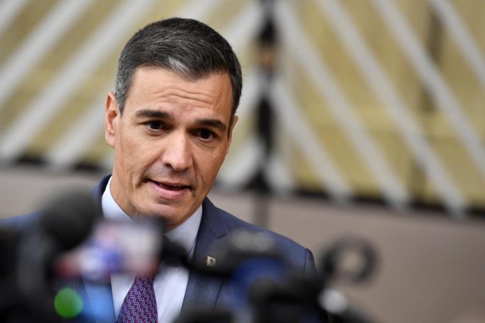 ARCHIVO - El presidente del gobierno de España, Pedro Sánchez, habla con los medios de comunicación durante una cumbre de la UE en Bruselas, el 20 de octubre de 2022. (AP Foto/Geert Vanden Wijngaert, Archivo)