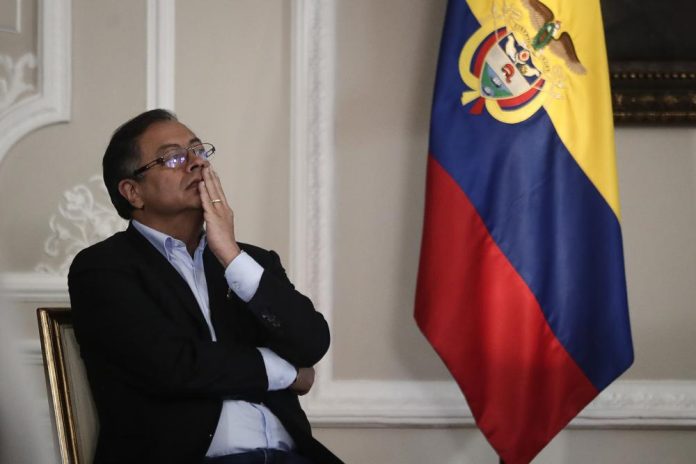 ARCHIVO - El presidente colombiano, Gustavo Petro, espera para dar una conferencia de prensa al cumplirse 100 días de su administración en la oficina presidencial del Palacio de Nariño en Bogotá, Colombia, el 15 de noviembre de 2022. La Fiscalía aseguró el martes 21 de marzo de 2023 que existen garantías judiciales para Nicolás Petro Burgos, hijo del mandatario, en la investigación por lavado de activos iniciada dos semanas atrás. (AP Foto/Iván Valencia, Archivo)