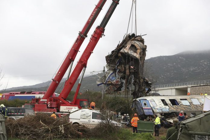 Grúas retiran restos tras un choque de trenes en Tempe, unos 376 kilómetros (unas 235 millas) de Atenas, cerca de la ciudad de Larissa, Grecia, el jueves 2 de marzo de 2023. (AP Foto/Vaggelis Kousioras)