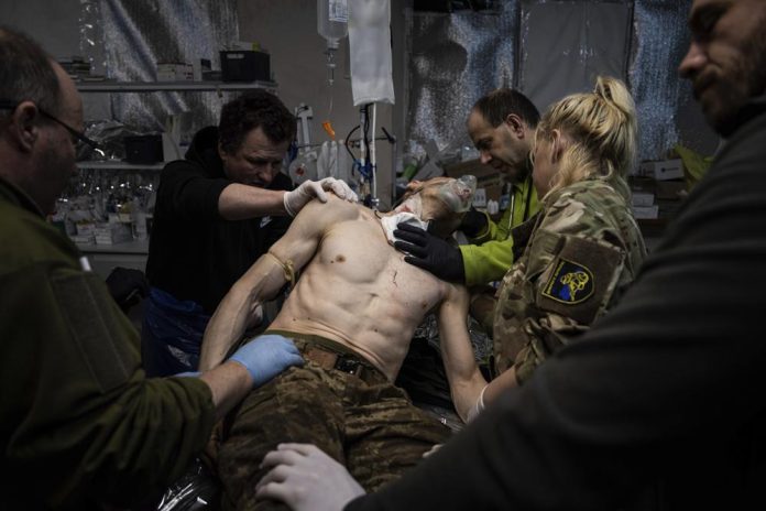 Archivo - Médicos militares ucranianos atienden a su camarada herido en un hospital de campaña cerca de Bájmut, Ucrania, el domingo 26 de febrero de 2023. (AP Foto/Evgeniy Maloletka, Archivo)