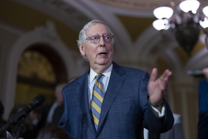 El líder de la minoría en el Senado, el republicano Mitch McConnell, habla con reporteros tras una reunión a puerta cerrada en el Capitolio en Washington, el 7 de marzo de 2023. (AP Foto/J. Scott Applewhite)