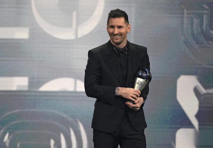 Lionel Messi sonríe después de recibir el premio al mejor jugador masculino de la FIFA durante la ceremonia de entrega de premios en París, Francia, el lunes 27 de febrero de 2023. El astro argentino recibió un mensaje amenazador que fue arrojado el jueves 2 de marzo de 2023 a las puertas de un supermercado de la familia de su esposa situado en la ciudad de Rosario y que, a su vez, fue atacado a balazos. (AP Foto/Michel Euler)