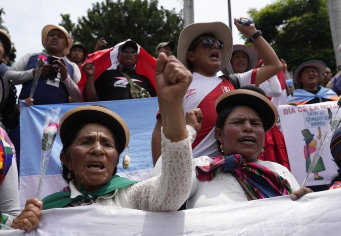 Mujeres indígenas lanzan cánticos contra el gobierno de Dina Boluarte en una marcha en el Día Internacional de la Mujer, en Lima, Perú, el miércoles 8 de marzo de 2023. Perú está inmerso en una crisis política en la que opositores del gobierno exigen la renuncia de Boluarte y la disolución del Congreso, después de que el expresidente Pedro Castillo fuera destituido y encarcelado por intentar disolver el Congreso en diciembre de 2022. (AP Foto/Martín Mejía)