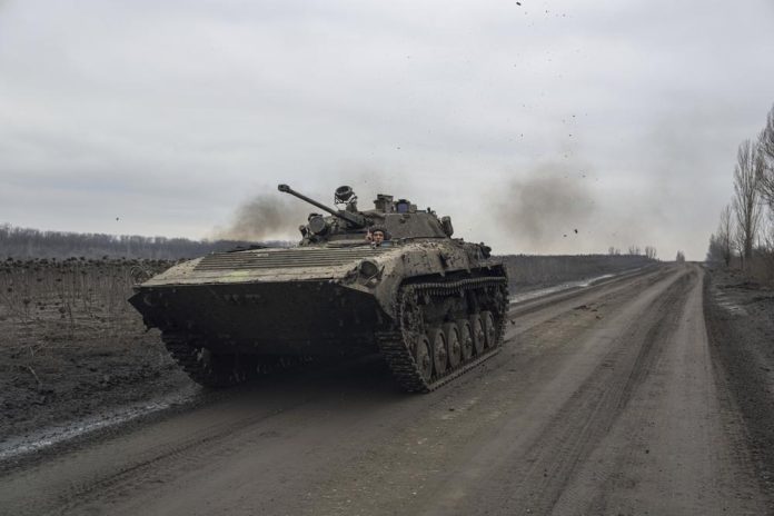 Un soldado ucraniano conduce un tanque hacia posiciones de primera línea cerca de Bájmut, Ucrania, el miércoles 1 de marzo de 2023. (AP Foto/Evgeniy Maloletka)