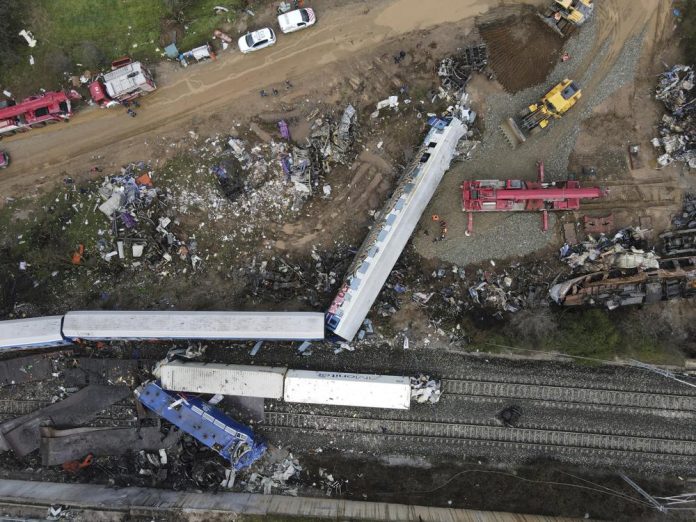 Vagones continúan en las vías luego del choque de trenes del martes, en Tempe, Grecia, el viernes 3 de marzo de 2023. (AP Foto/Giannis Papanikos)