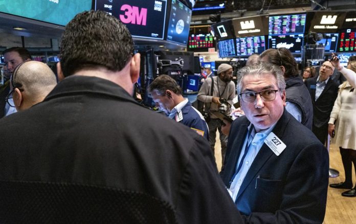 Varios corredores laboran el lunes 13 de marzo en la Bolsa de Valores de Nueva York. (Foto AP/Craig Ruttle)