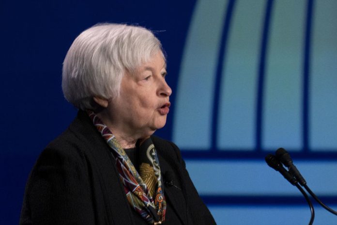 La secretaria del Tesoro de Estados Unidos, Janet Yellen, habla durante un evento de la Asociación Americana de Banqueros, el martes 21 de marzo de 2023, en Washington. (AP Foto/Manuel Balce Ceneta)