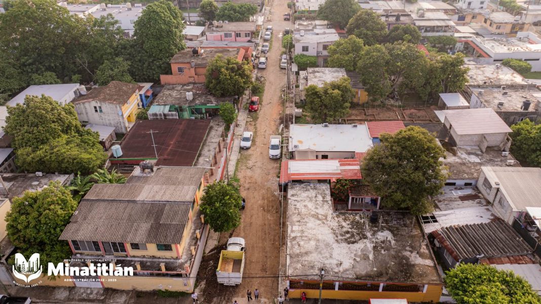Da banderazo Carmen Medel a obra de pavimentación en Javier Mina