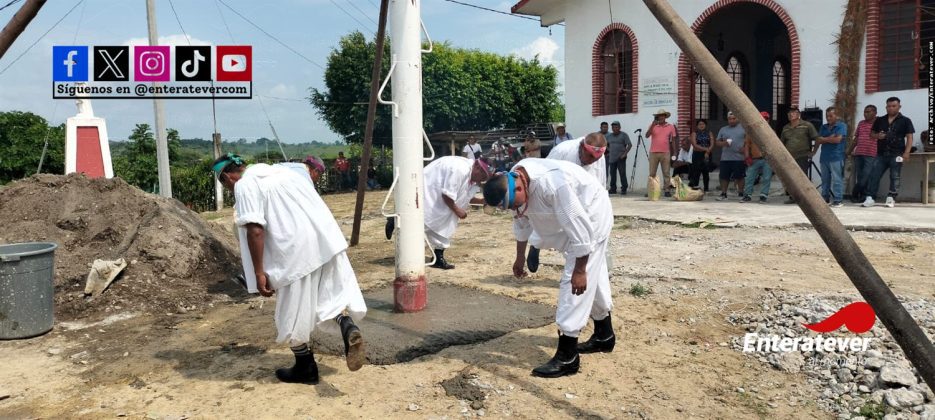 Instalan palo volador en Mozutla previo a su fiesta patronal