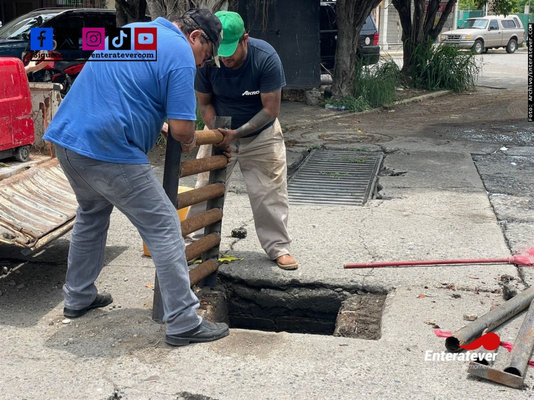 Ayuntamiento de Poza Rica repara rejilla colapsada en la colonia Revolución