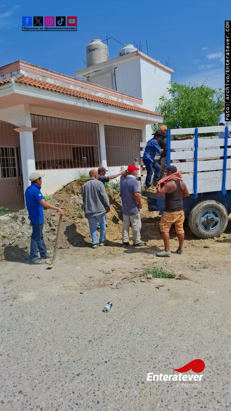 Habitantes realizan faena en puente con socavón