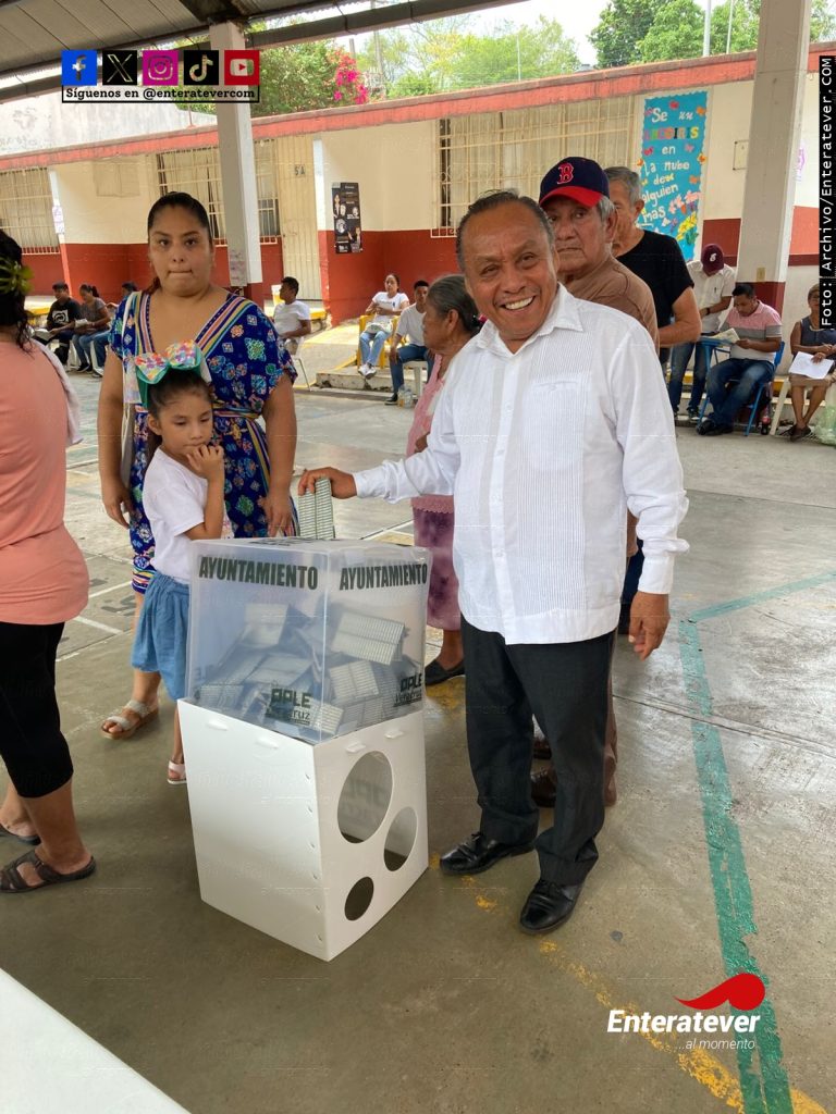 Bonifacio Castillo Cruz emite su voto e invita a la ciudadanía a participar con responsabilidad
