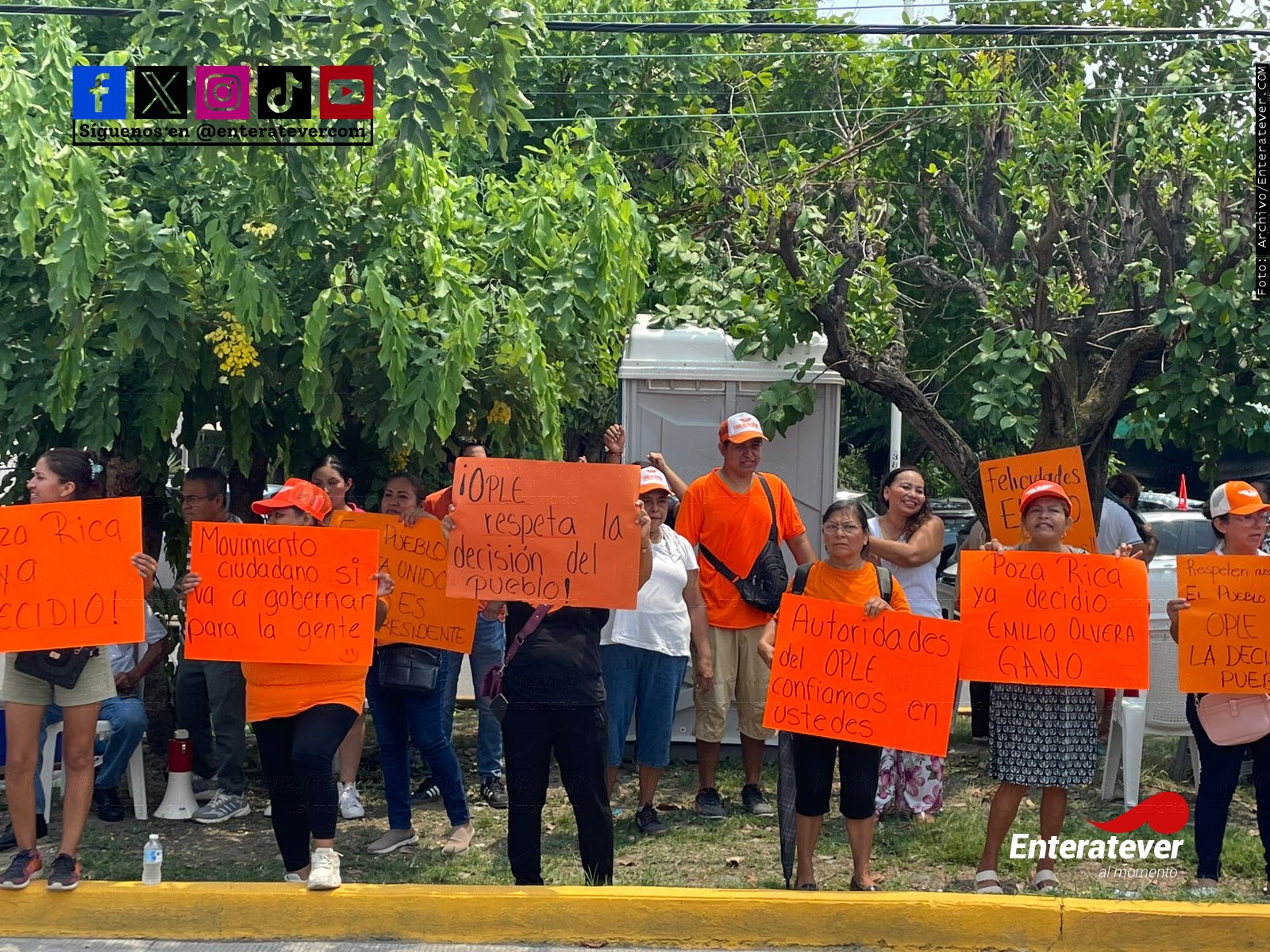 Militantes y simpatizantes de Movimiento Ciudadano exigen respeto al voto frente al OPLE en Poza Rica