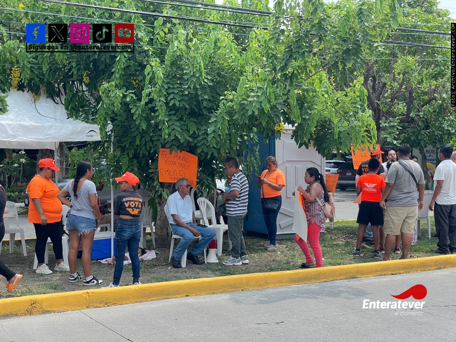 Militantes y simpatizantes de Movimiento Ciudadano exigen respeto al voto frente al OPLE en Poza Rica