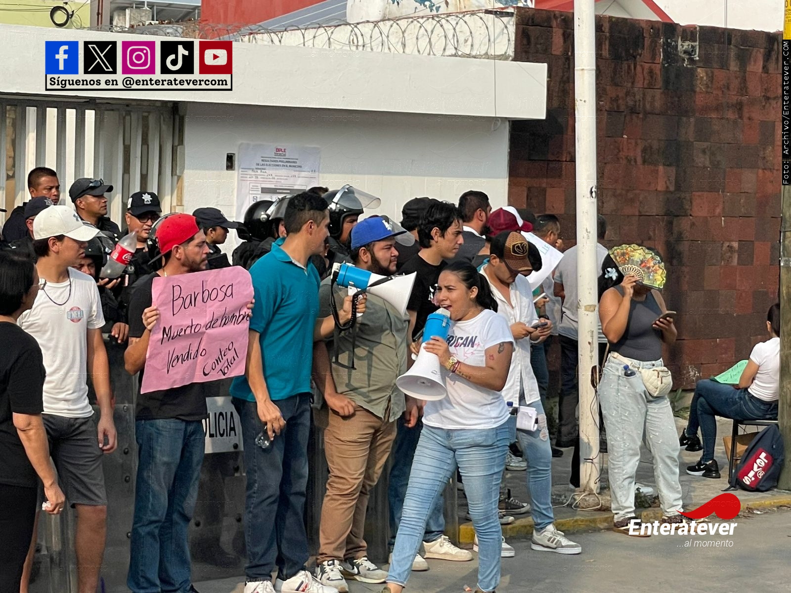 Simpatizantes de Morena bloquean oficinas del OPLE en Poza Rica