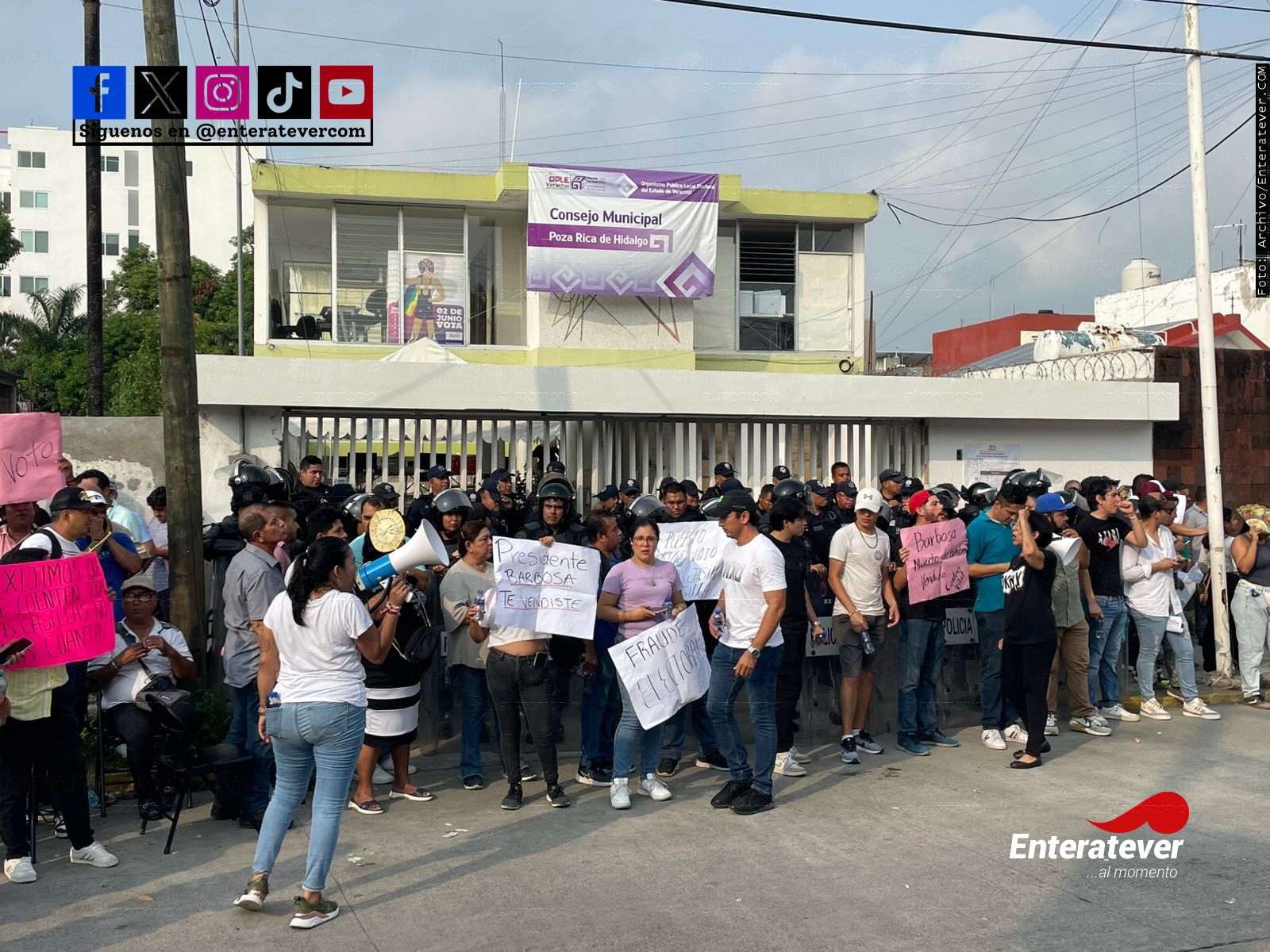 Simpatizantes de Morena bloquean oficinas del OPLE en Poza Rica