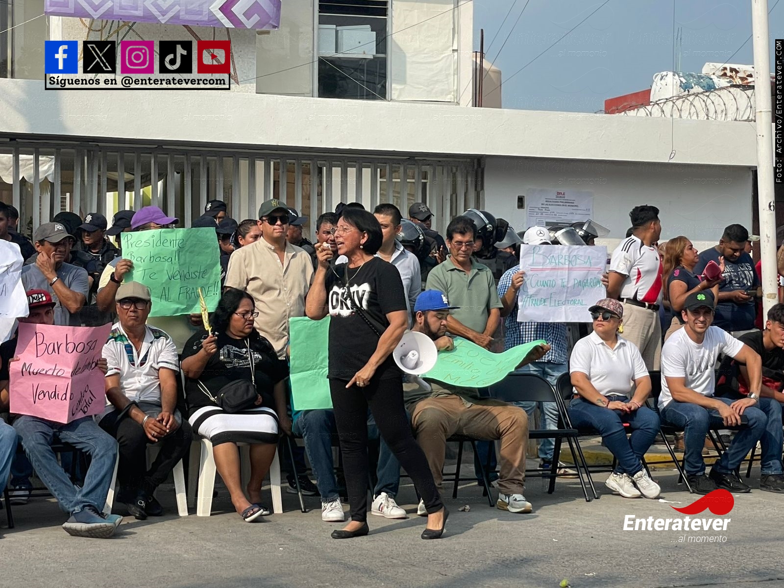 Simpatizantes de Morena bloquean oficinas del OPLE en Poza Rica